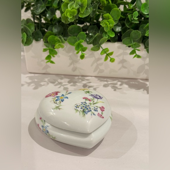 Elegant Porcelain Heart-Shaped, Jewelry Box Trinket Dish Mann "Spring Time" 1980 - Picture 3 of 10